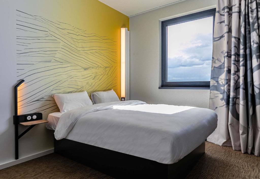 Postel nebo postele na pokoji v ubytování B&B HOTEL Sélestat Centre-Alsace