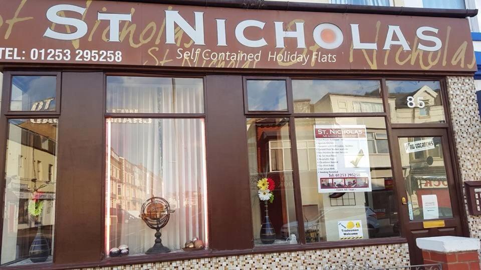 un magasin à l'avant d'un bâtiment avec fenêtres dans l'établissement St Nicholas Apartments, à Blackpool