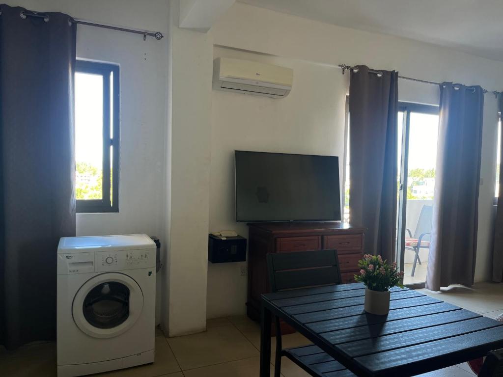 TV a/nebo společenská místnost v ubytování Fortuna Beach