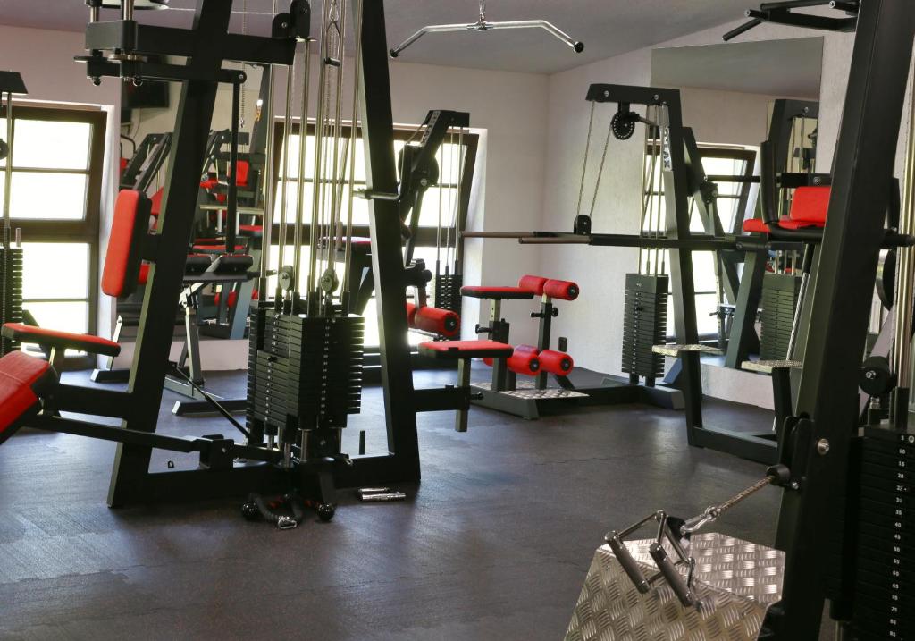 Fitness centrum a/nebo fitness zařízení v ubytování Resort a skiareál Brněnka
