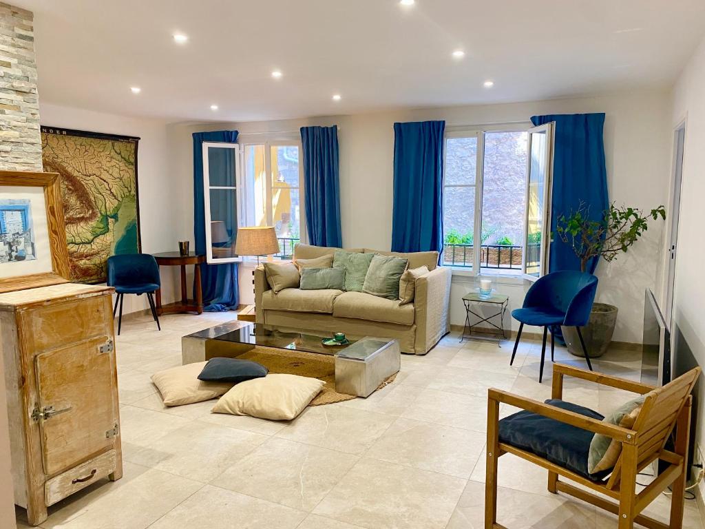 un salon avec un canapé et une table dans l'établissement Au cœur du Vieux Nice, 3 chambres au calme, grand appartement, à Nice