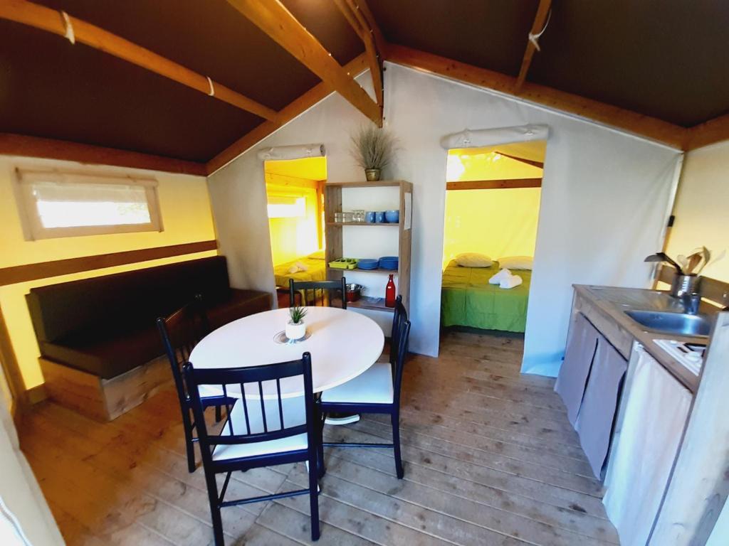 Kuchyň nebo kuchyňský kout v ubytování Camping la Venise Verte