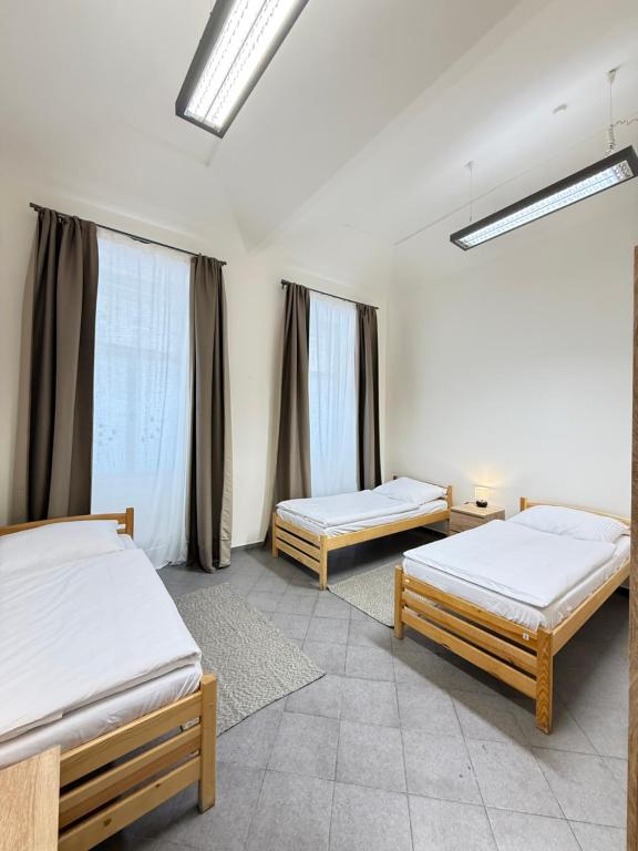 Postel nebo postele na pokoji v ubytování Sleep & Go Praha 5 Anděl