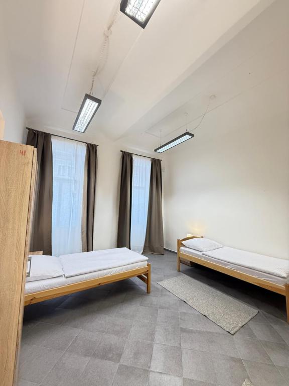 Postel nebo postele na pokoji v ubytování Sleep & Go Praha 5 Anděl