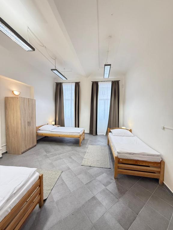 Postel nebo postele na pokoji v ubytování Sleep & Go Praha 5 Anděl