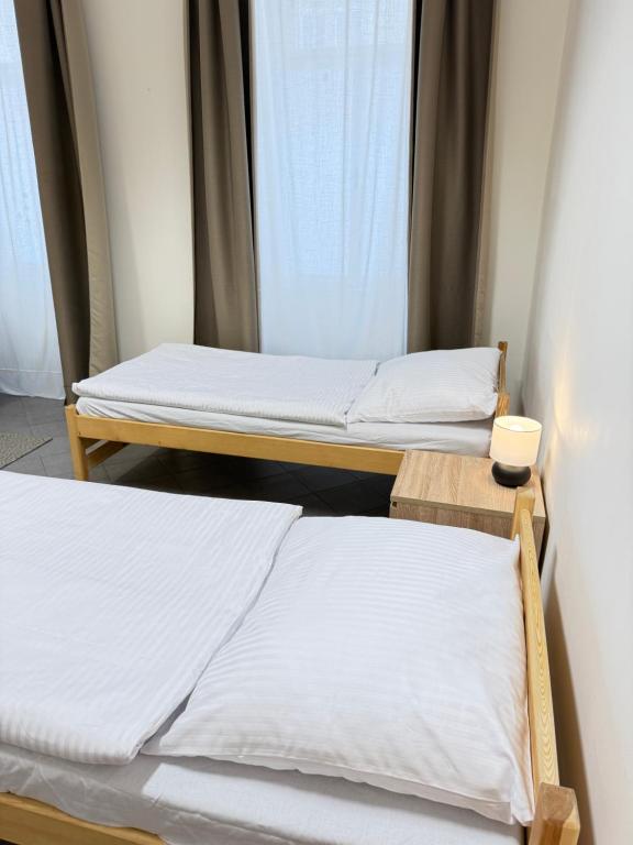 Postel nebo postele na pokoji v ubytování Sleep & Go Praha 5 Anděl