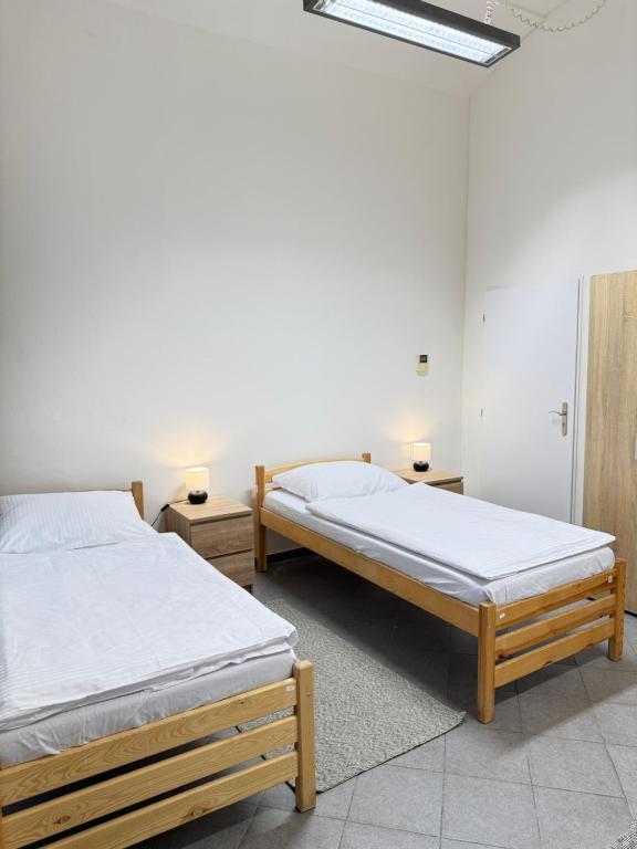 Postel nebo postele na pokoji v ubytování Sleep & Go Praha 5 Anděl