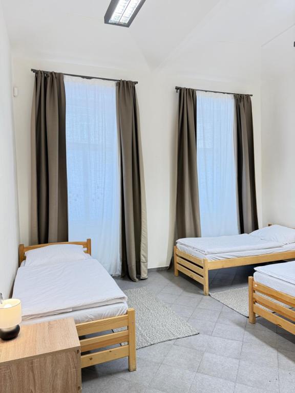 Postel nebo postele na pokoji v ubytování Sleep & Go Praha 5 Anděl