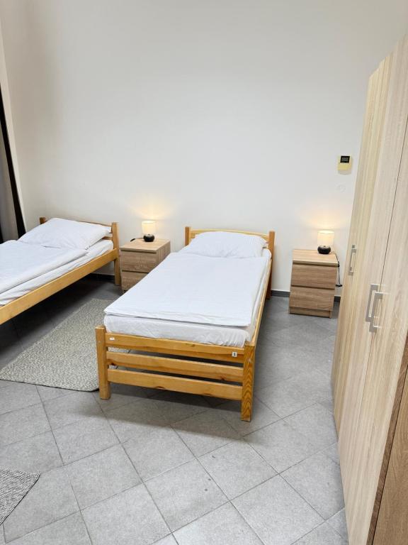 Postel nebo postele na pokoji v ubytování Sleep & Go Praha 5 Anděl
