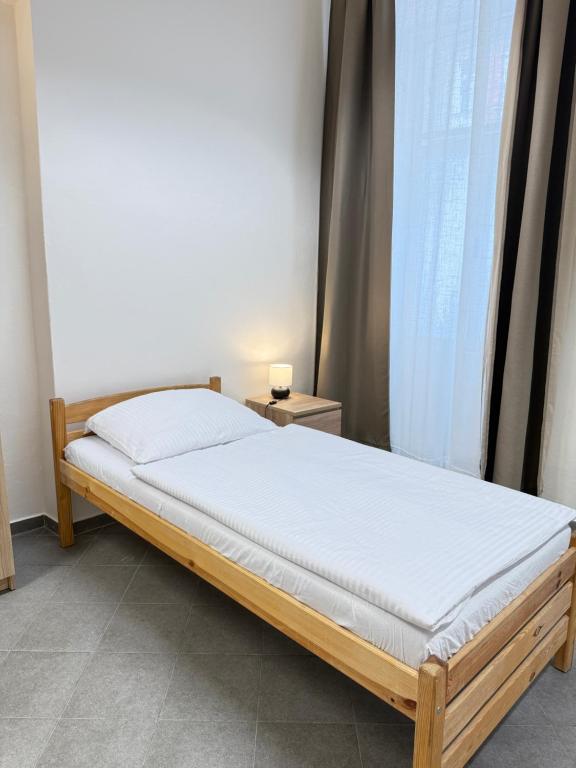 Postel nebo postele na pokoji v ubytování Sleep & Go Praha 5 Anděl