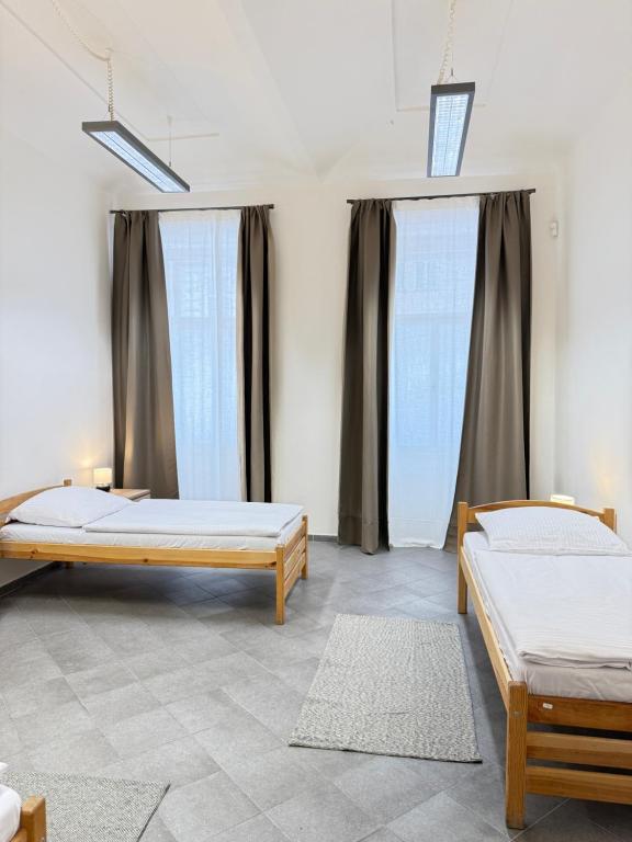 Postel nebo postele na pokoji v ubytování Sleep & Go Praha 5 Anděl