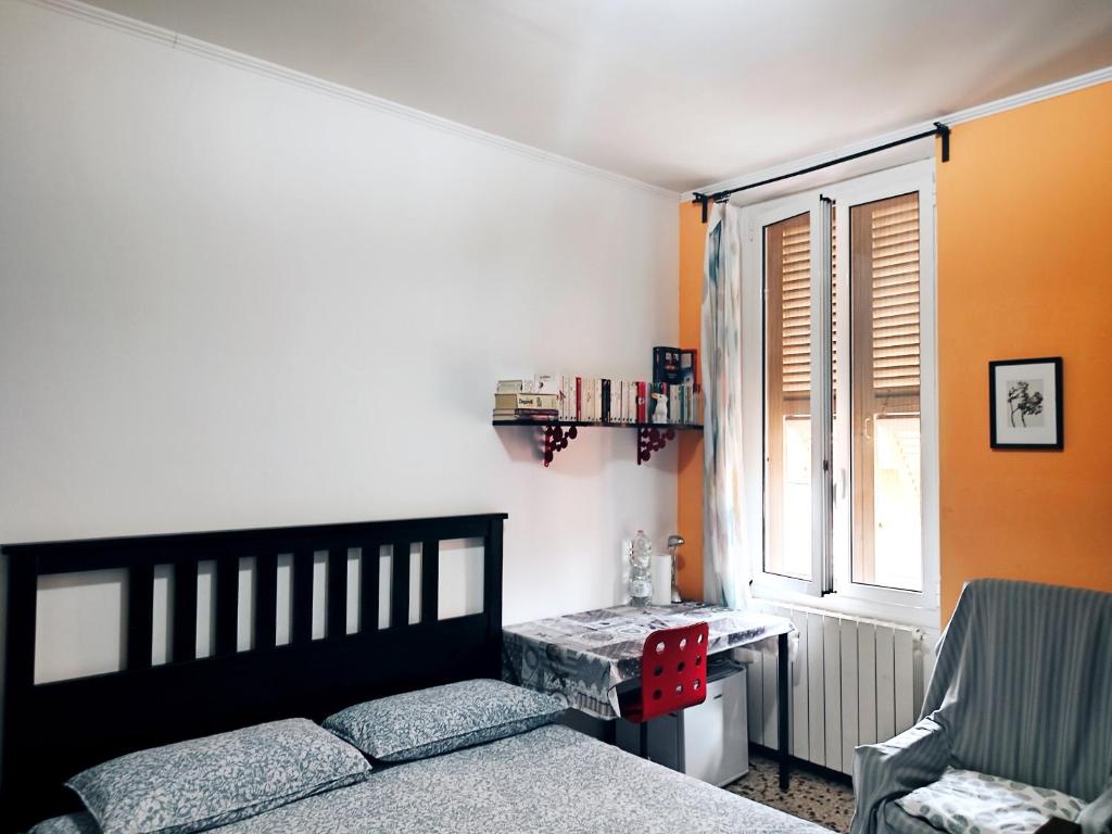 Un pat sau paturi într-o cameră la SUNNY HOUSE Ventimiglia city center