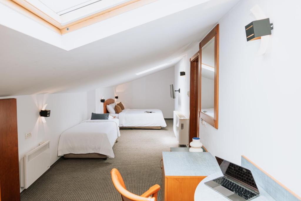Postel nebo postele na pokoji v ubytování Hotel Duke Romana City Center