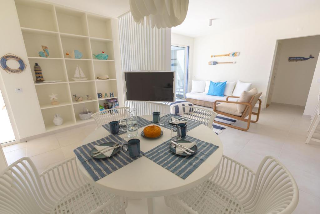 Modern 3BR Family Apt, Private Pool, Near Ria Formosa