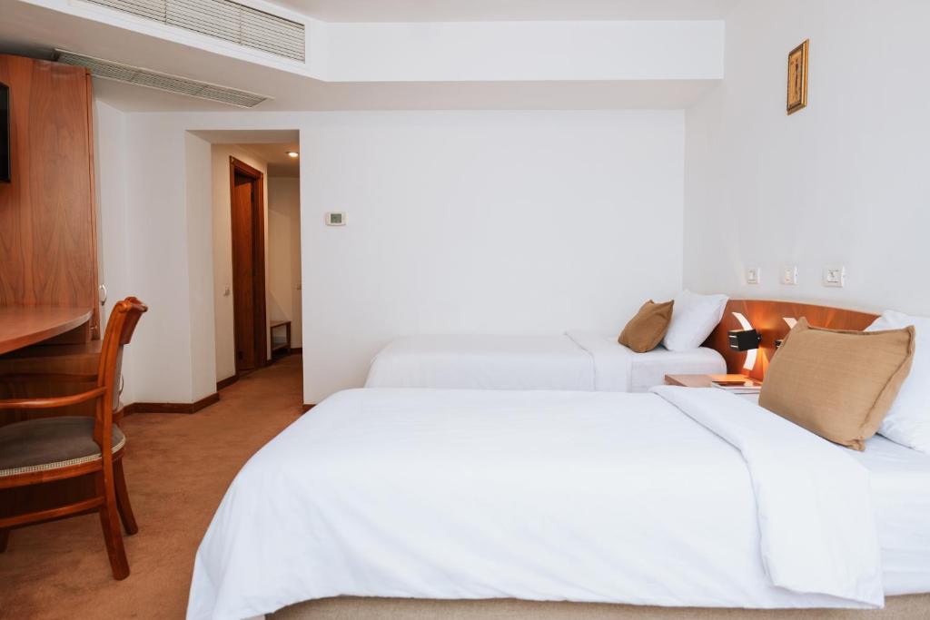 Postel nebo postele na pokoji v ubytování Hotel Duke Romana City Center