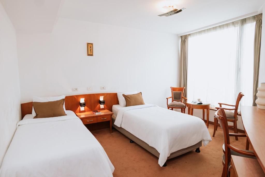 Postel nebo postele na pokoji v ubytování Hotel Duke Romana City Center