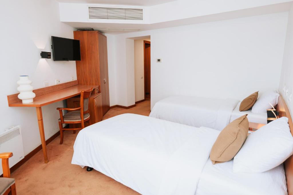 TV a/nebo společenská místnost v ubytování Hotel Duke Romana City Center