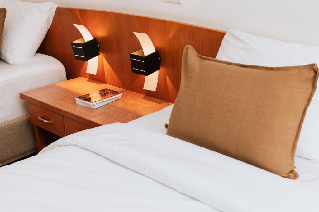 Postel nebo postele na pokoji v ubytování Hotel Duke Romana City Center
