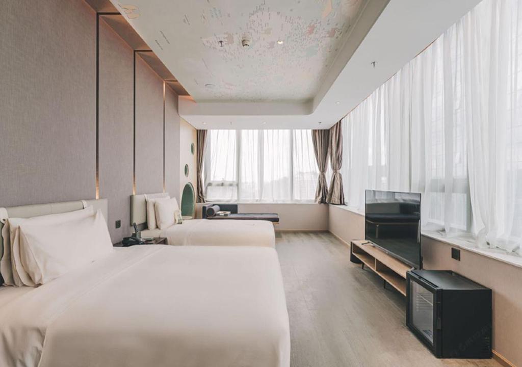 Postel nebo postele na pokoji v ubytování Atour Hotel Shenzhen Luohu Shuibei IBC