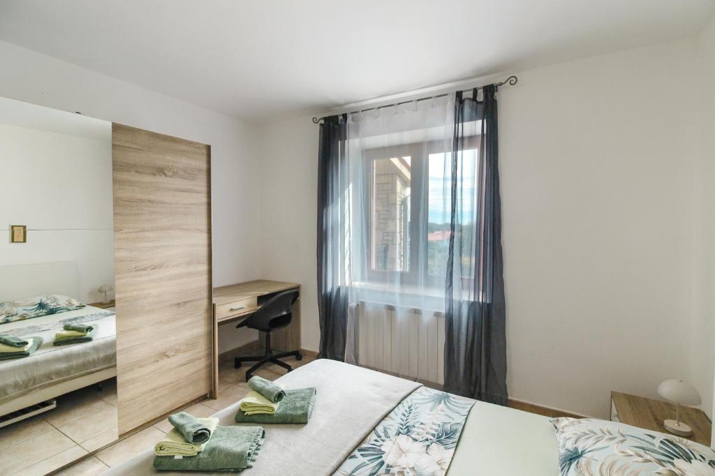 Postel nebo postele na pokoji v ubytování Villa Krasa sea view apartmants with pool