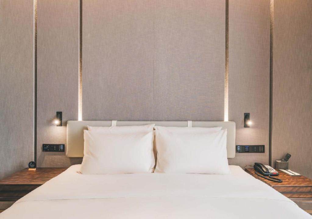 Postel nebo postele na pokoji v ubytování Atour Hotel Shenzhen Luohu Shuibei IBC