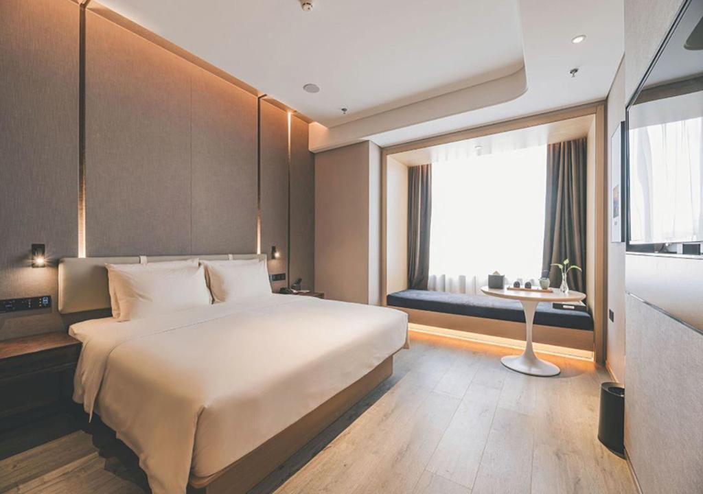 Postel nebo postele na pokoji v ubytování Atour Hotel Shenzhen Luohu Shuibei IBC