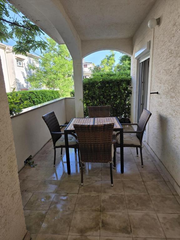 Balkón nebo terasa v ubytování Apartmani Eta