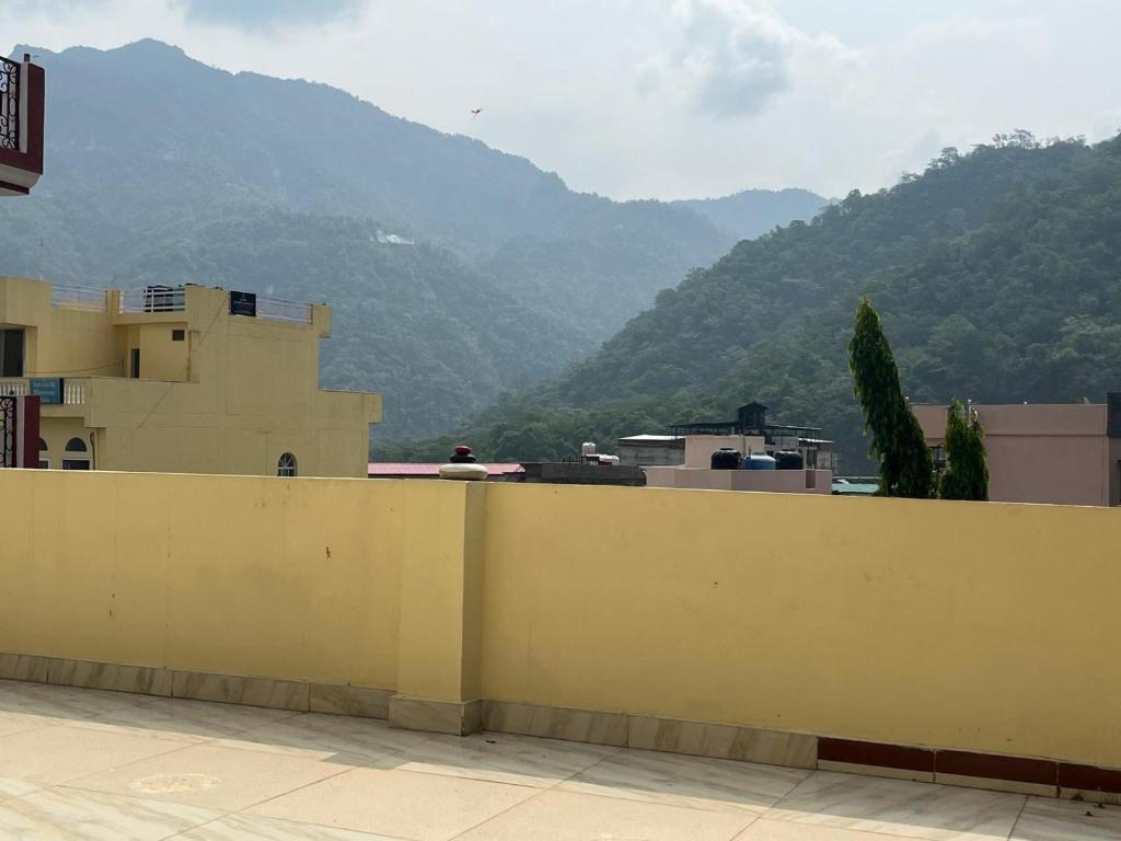 Cảnh núi rừng hoặc tầm nhìn ra núi từ nhà khách