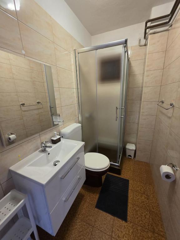Koupelna v ubytování Apartmani Eta