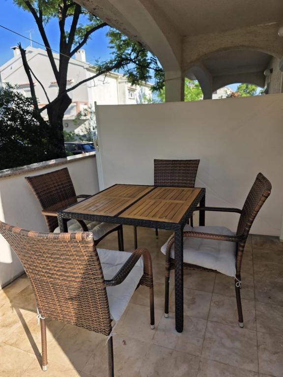 Balkón nebo terasa v ubytování Apartmani Eta
