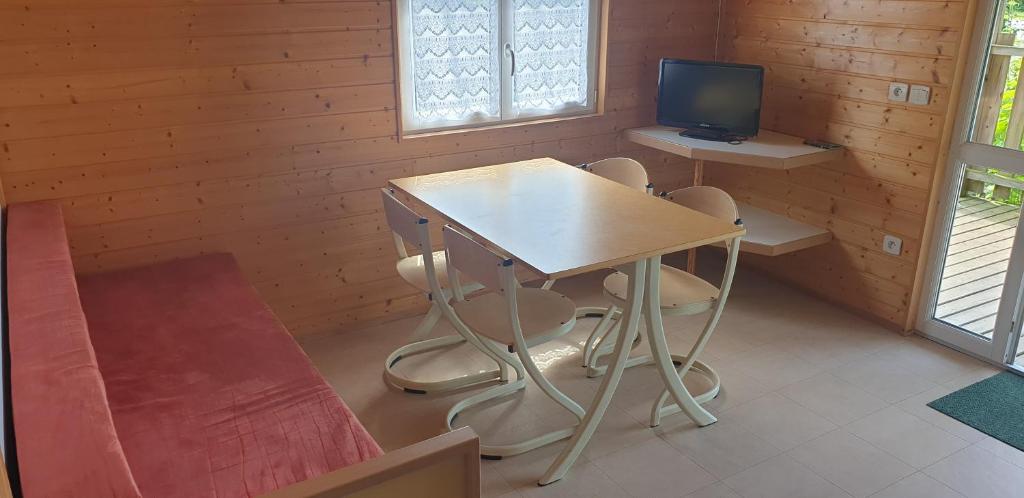 TV a/nebo společenská místnost v ubytování Onlycamp L'Orée des Vosges