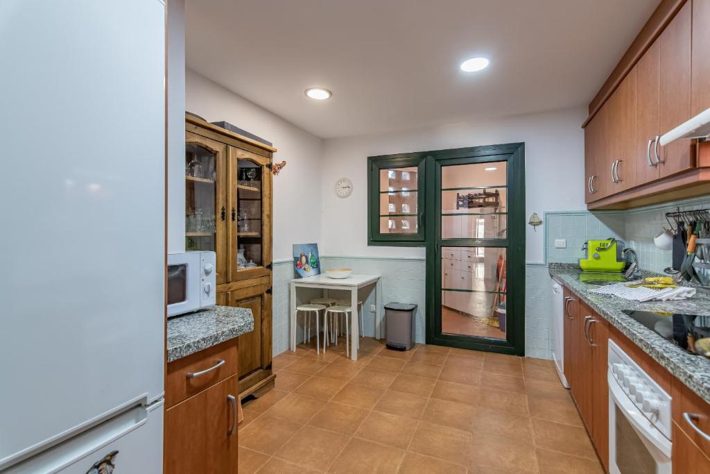 A kitchen or kitchenette at El Rincon del Golf II by Ĥ - Isla Canela Golf GRHII18P21