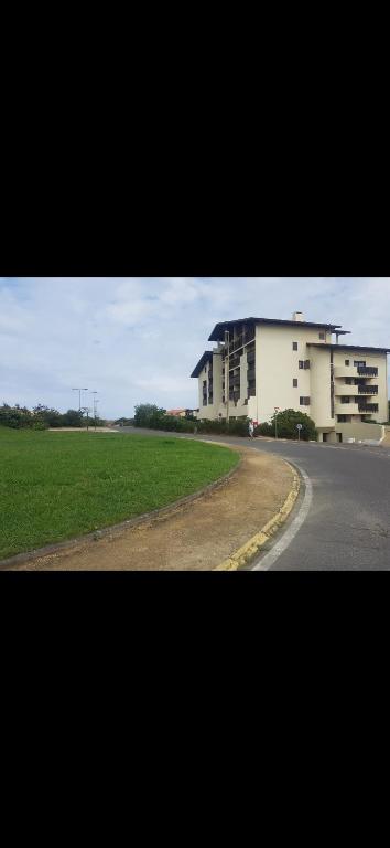 un bâtiment situé sur le côté d'une route dans l'établissement Appart Seignosse Le Penon, à Seignosse