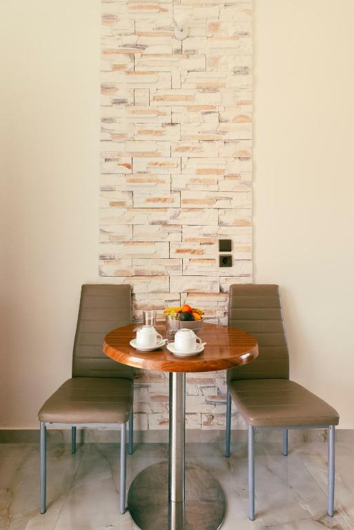 A seating area at Maria's Beach Apartments