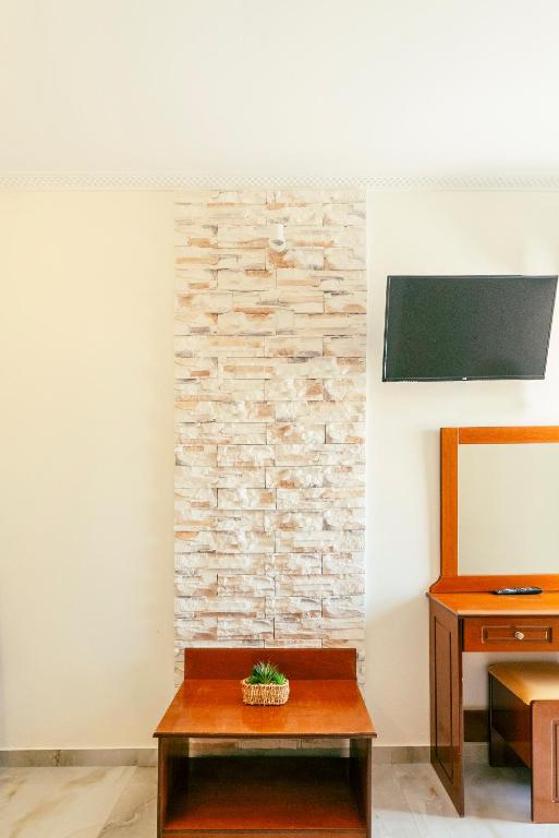 A television and/or entertainment centre at Maria's Beach Apartments
