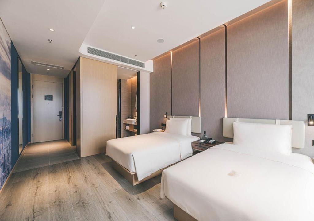 Postel nebo postele na pokoji v ubytování Atour Hotel Shenzhen Luohu Shuibei IBC