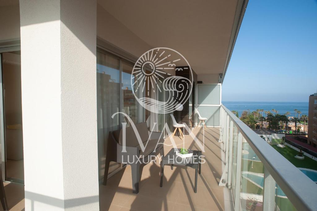 ein Blick vom Balkon eines Luxushauses in der Unterkunft Casa Cristal Ivan Luxury Homes 5ªPlta Sur 1ªLinea in Oropesa del Mar