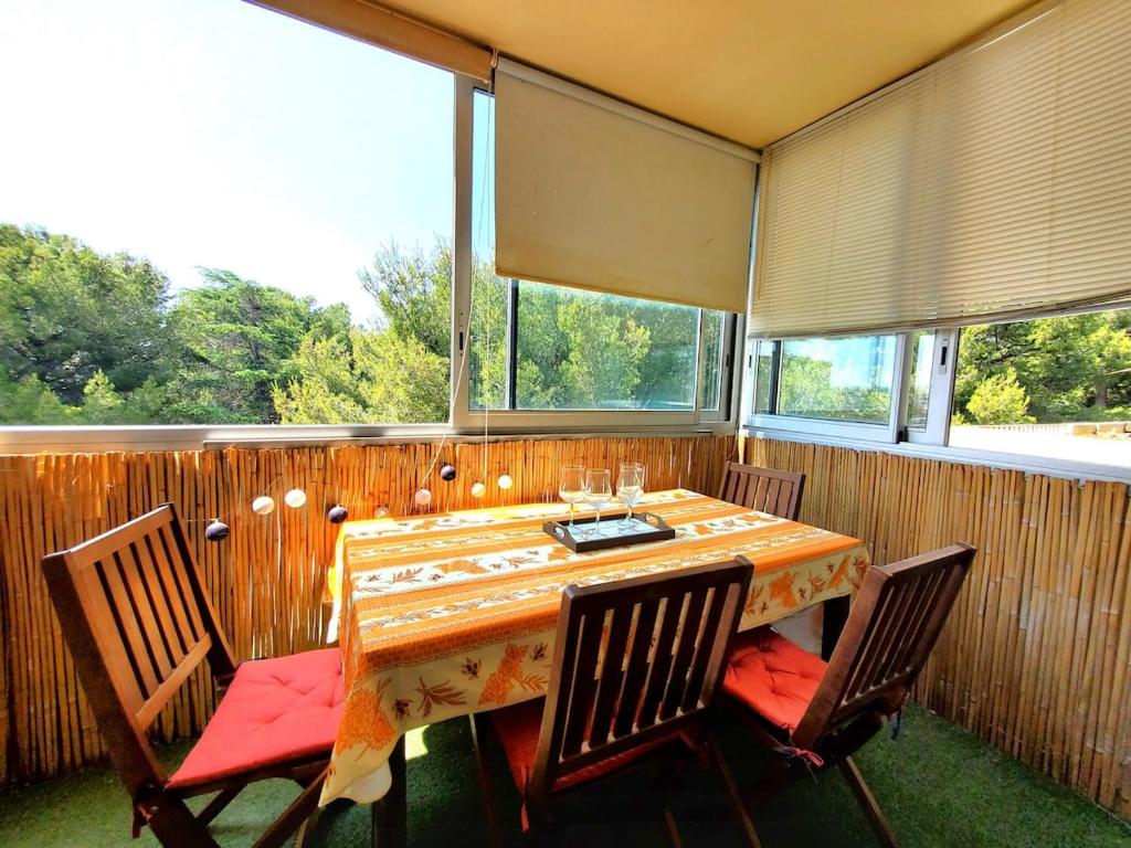 une salle à manger avec une table et deux chaises dans l'établissement Bienvenue à La Seyne-sur-Mer ! 2 chambres, climatisation, Wifi, à La Seyne-sur-Mer