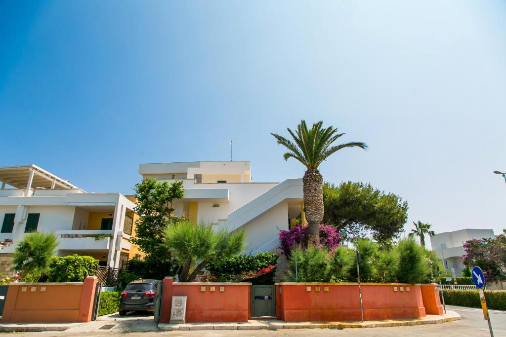 a palm tree in front of a building at Welcome to our Home Villetta Baia Verde Gallipoli in Baia Verde