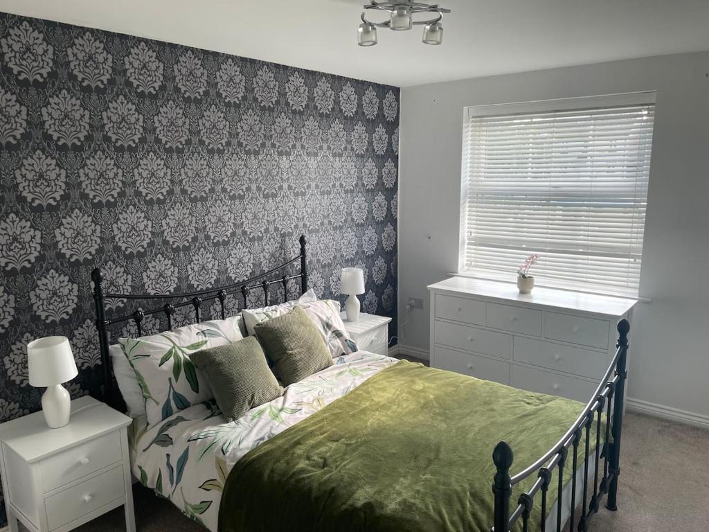 Giường trong phòng chung tại Fantastic 2 bedroom apartment- 7 mins from NEC, Airport, JLR, town centre