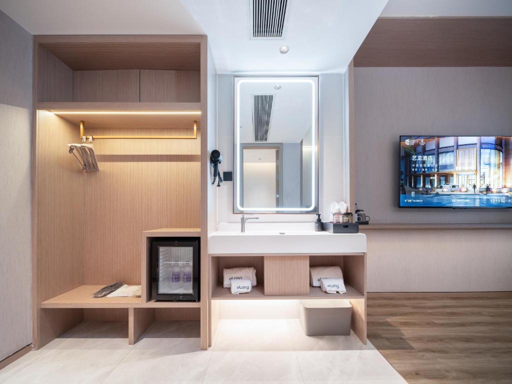 TV a/nebo společenská místnost v ubytování Elong Hotel City Hall Branch