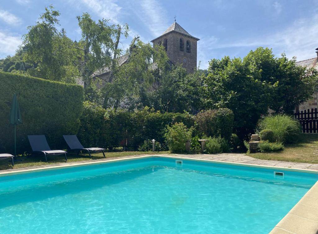 Πισίνα στο ή κοντά στο Logis Hôtel Restaurant L'Auberge du Chateau