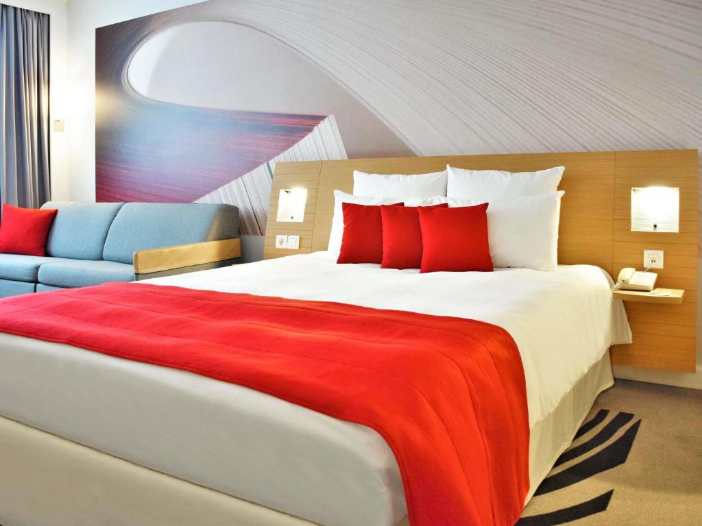 Cama ou camas em um quarto em Novotel Bucharest City Centre