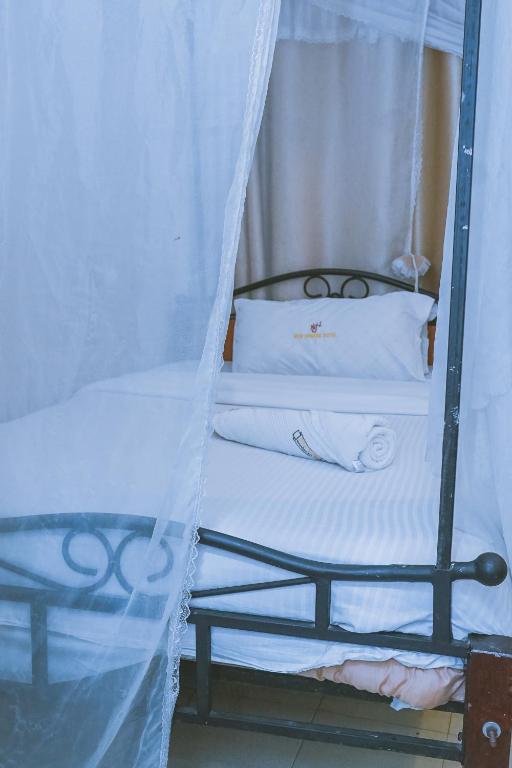 Postel nebo postele na pokoji v ubytování Lazarus Kaka Hotel Urbane