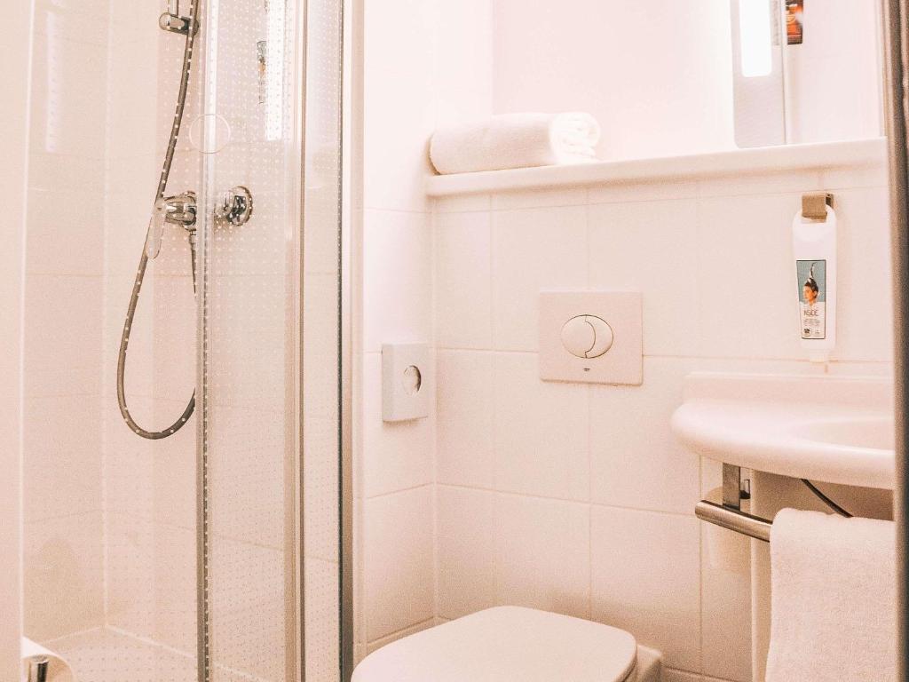 Um banheiro em ibis Hotel Frankfurt Airport