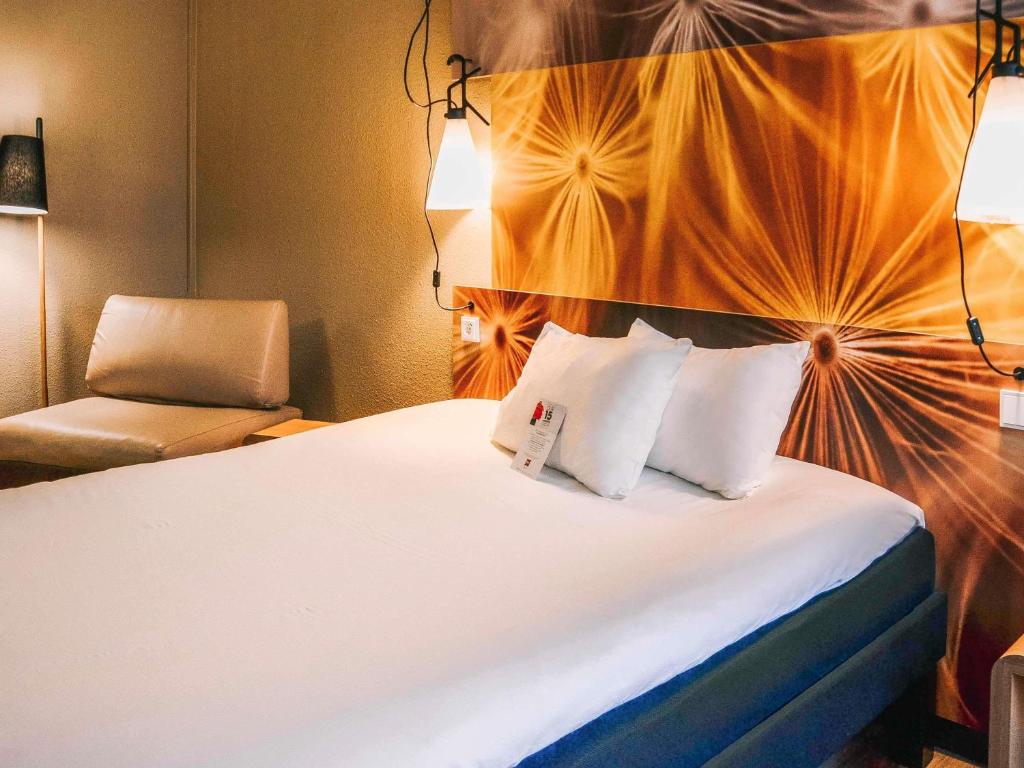 Cama ou camas em um quarto em ibis Hotel Frankfurt Airport