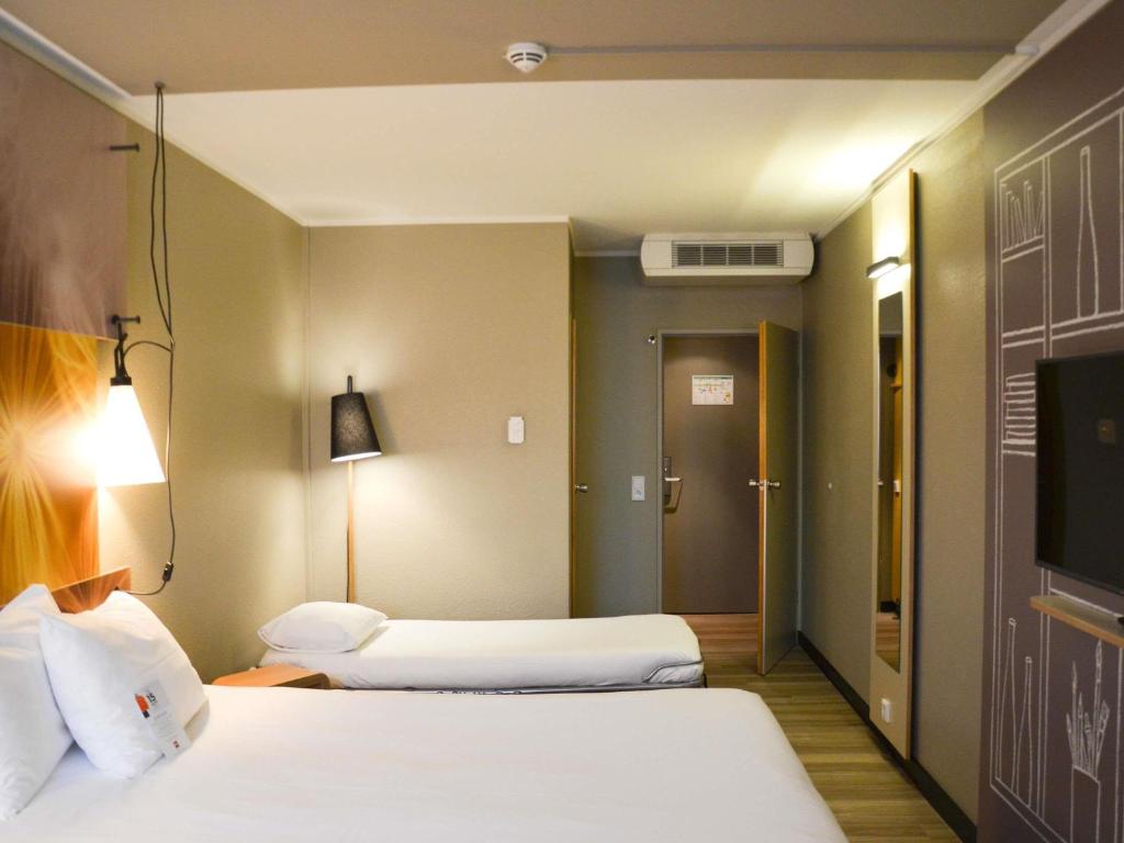 Cama ou camas em um quarto em ibis Hotel Frankfurt Airport