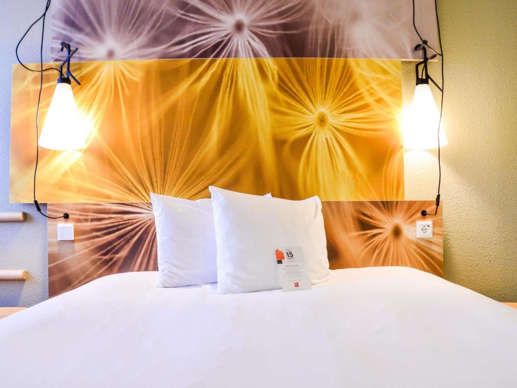 Cama ou camas em um quarto em ibis Hotel Frankfurt Airport