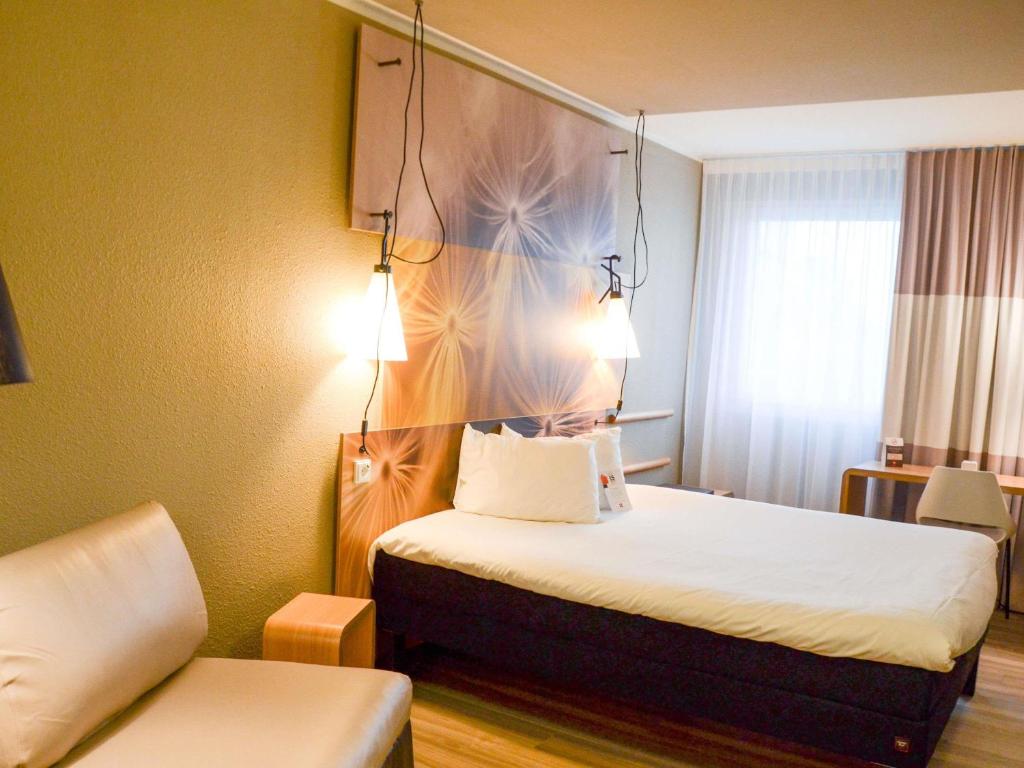 Cama ou camas em um quarto em ibis Hotel Frankfurt Airport