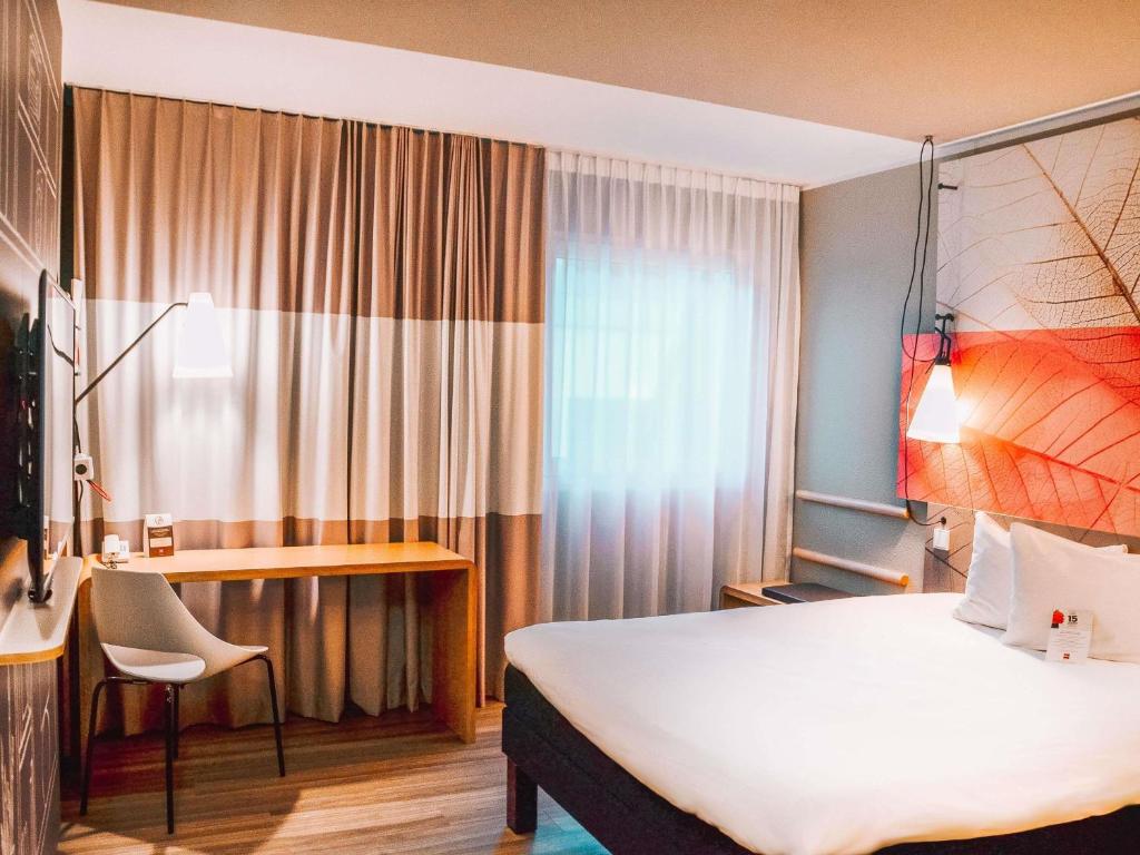Cama ou camas em um quarto em ibis Hotel Frankfurt Airport